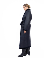 Женское тёмно-синее пальто из овчины с меховой отделкой