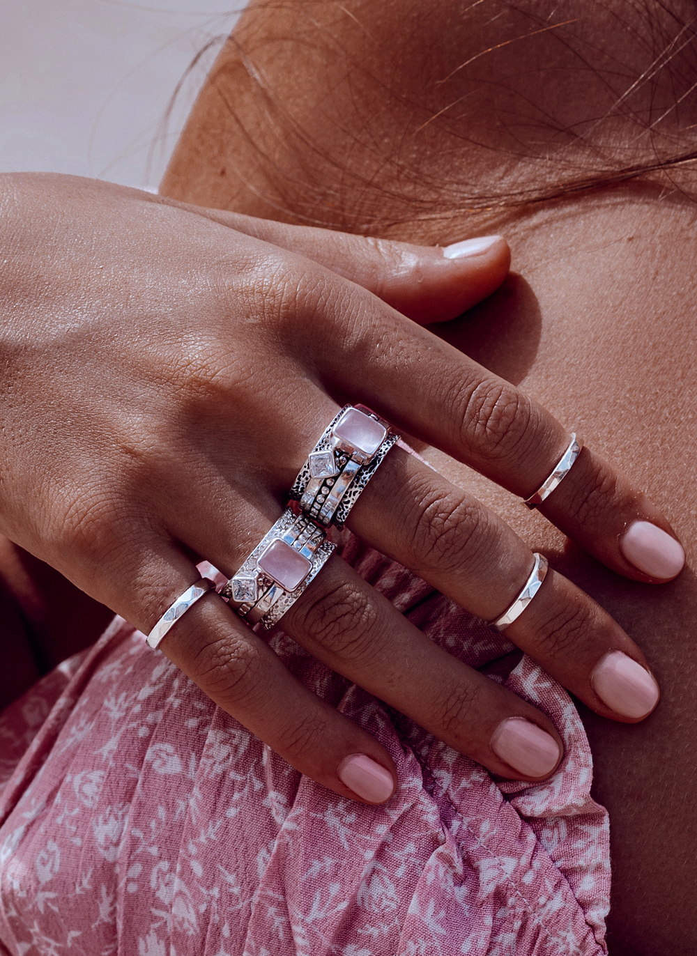 Кольцо «Мозаик» раф прямоугольный с розовым кварцем и ромбом белый циркон с чернением