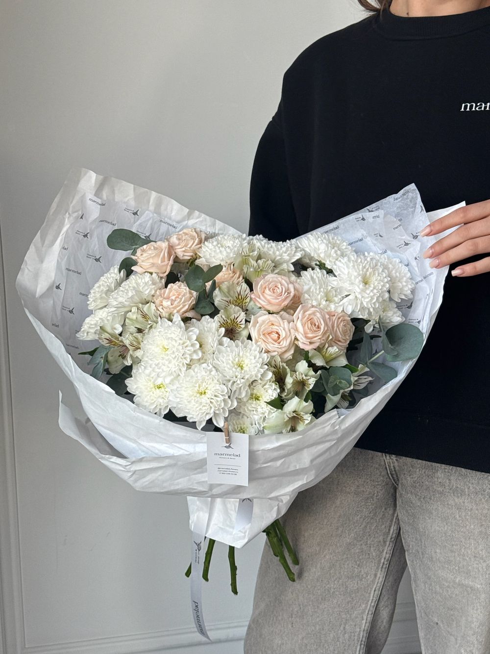 Букет из кустовых пионовивидных роз, хризантемы, альстромерии и эвкалипта