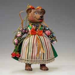 Ёлочная игрушка Медведица "Маша" с ягодкой