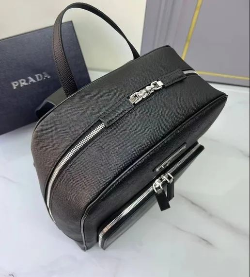 Рюкзак Prada из сафьяновой кожи с треугольным логотипом