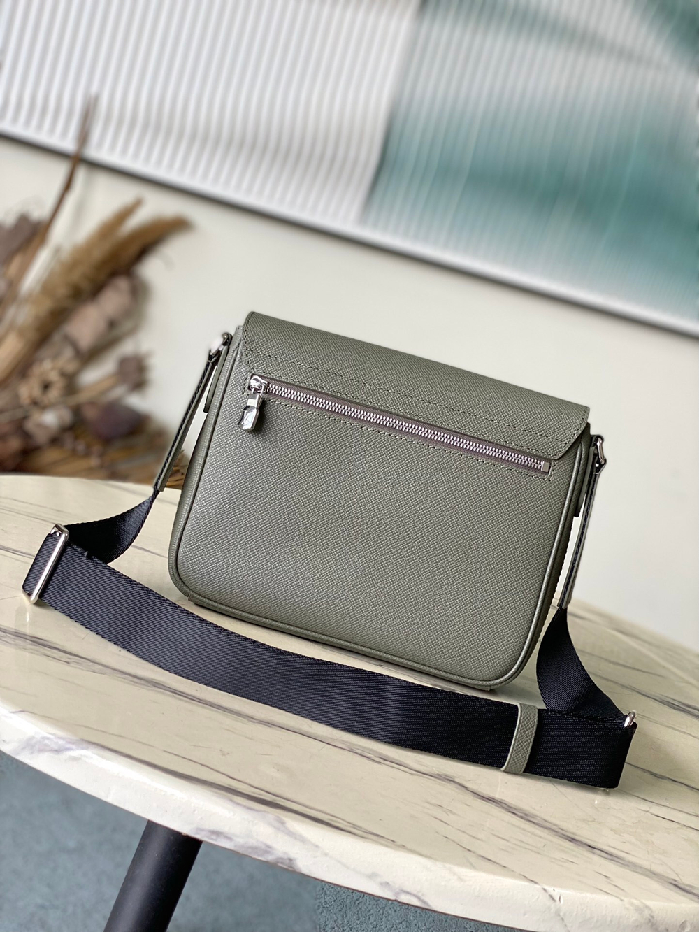 Louis Vuitton District PM