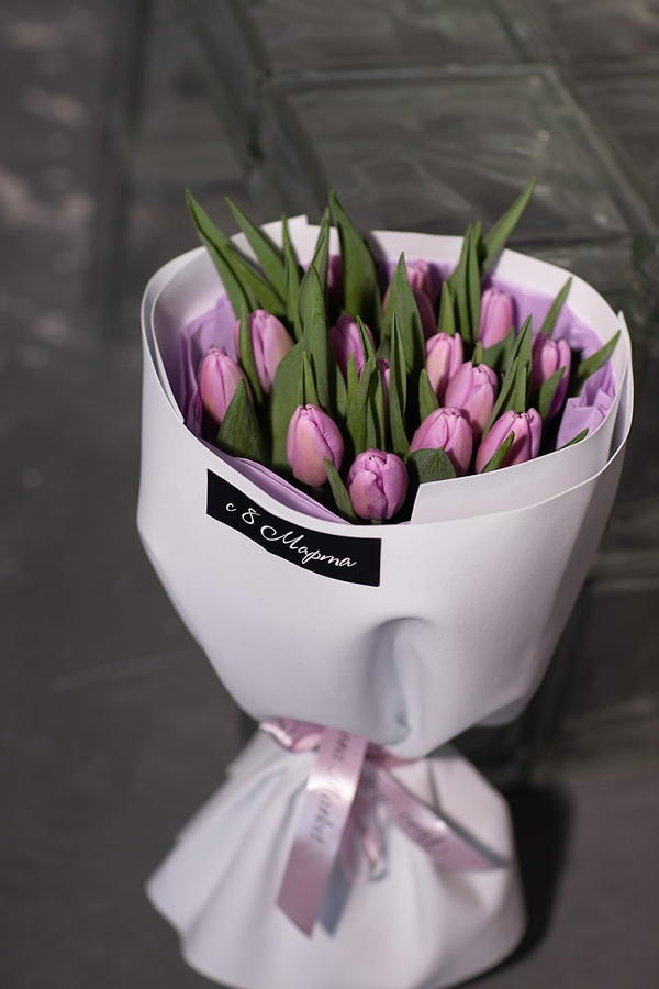 Сиреневые тюльпаны в авторском объемном оформлении от Флора Маркет
