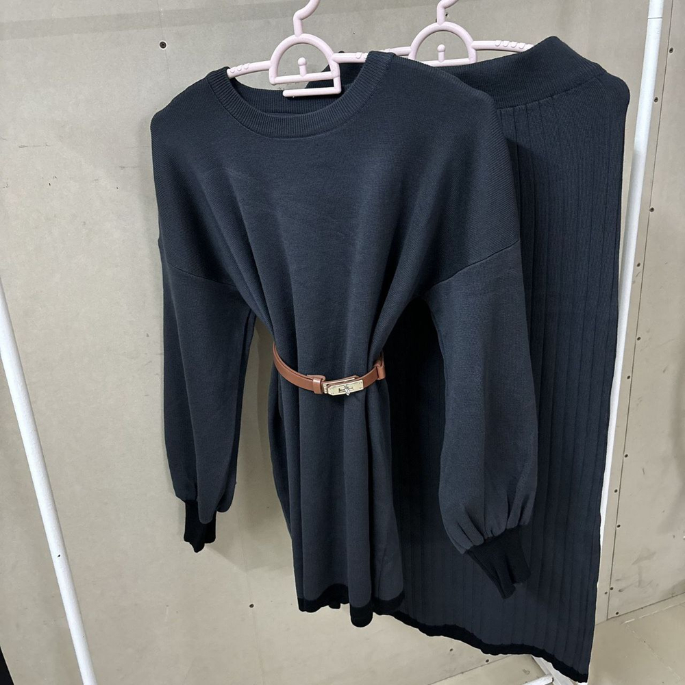 Вязаный женский костюм-двойка: джемпер с ремнем и юбка макси