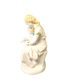 Фарфоровая статуэтка "Первая буква"