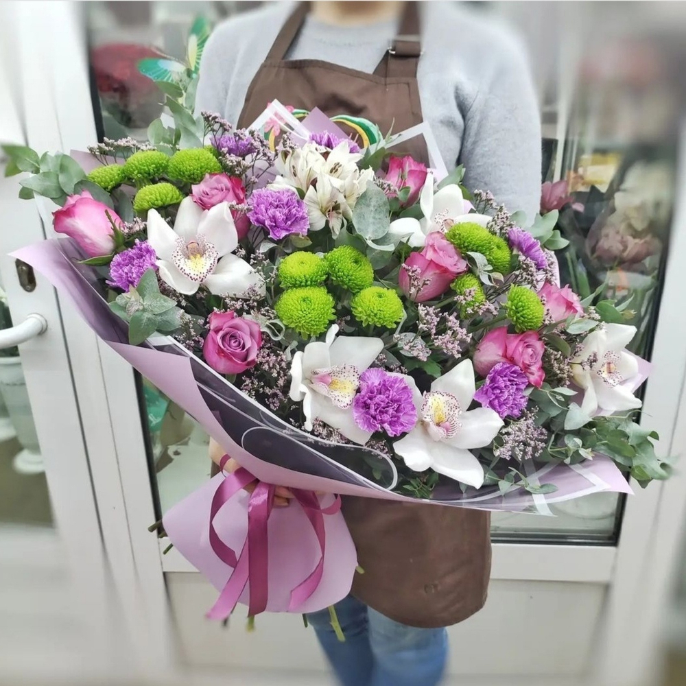 Авторский букет с белыми орхидеями