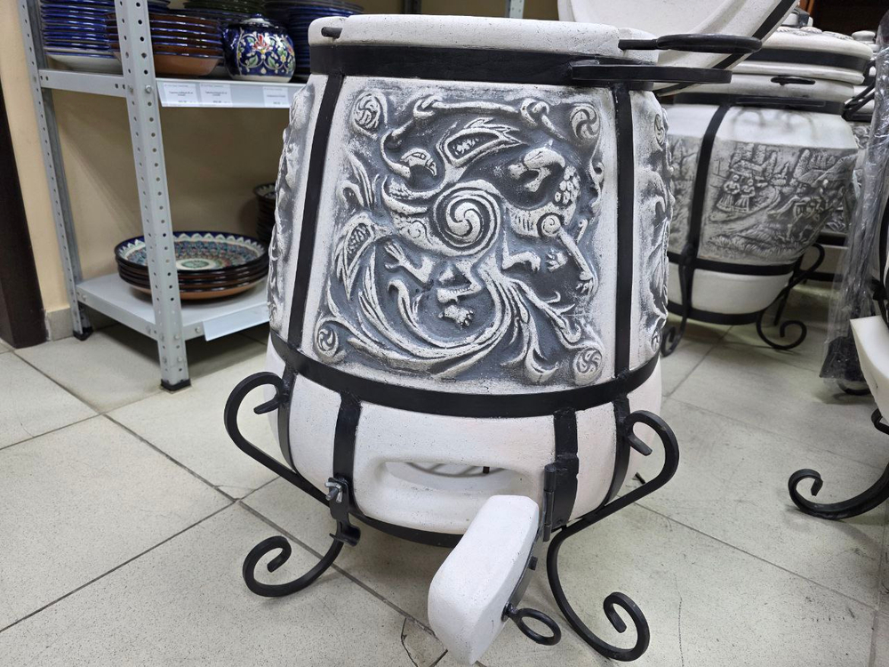 Если вы хотите купить тандыр в Казани, выбираете практичный и красивый тандыр для дачи и дома, обратите внимание на тандыр «Феникс». Это керамический тандыр с толщиной стенки 4,5–5,5 см, с термодатчиком (термометром), откидной крышкой на петлях и поддувалом на петлях, поэтому в нём удобно управлять жаром и готовить разные блюда. За счёт размеров (высота 81 см, корпус 52 см, горловина 28 см) тандыр подходит как тандыр для дачи, тандыр для дома и тандыр для беседки. Отдельный плюс модели — возможность готовить в несколько уровней: помещается этажерка Ø21 см на 4 яруса, что удобно для овощей, рыбы и закусок одновременно. В комплекте есть 8 шампуров, совок и кочерга, а также тандыр с подставкой — поэтому его часто выбирают как готовое решение “поставил и готовь”. Если нужен тандыр с доставкой, поможем быстро оформить: тандыр в наличии в Казани, доступен самовывоз и отправка в регионы.