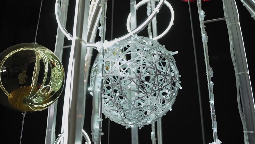 Светодиодная конструкция со скамейкой "Елочный шар с подвесками"