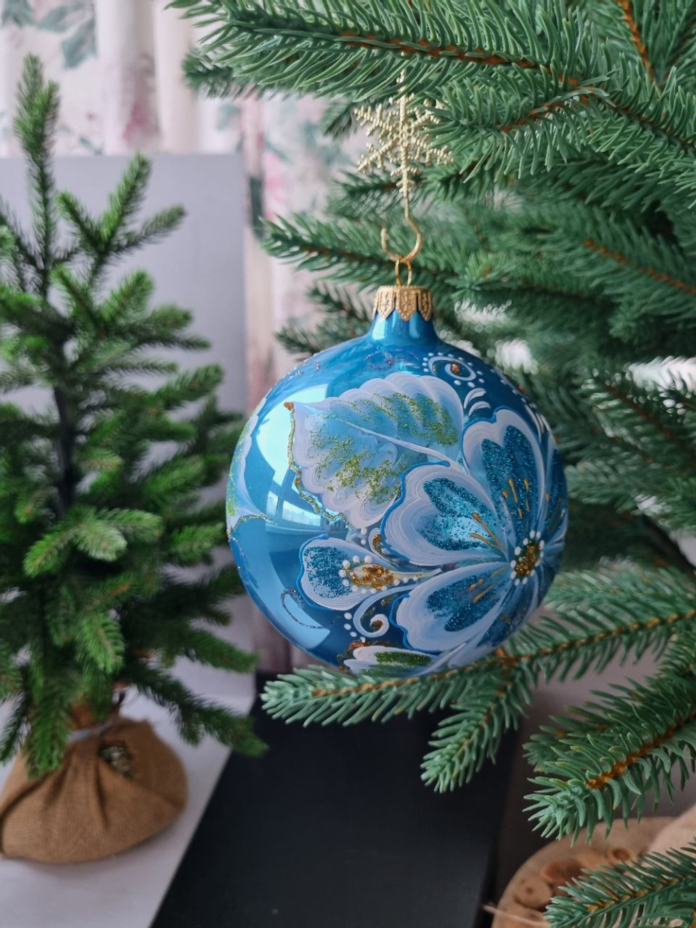 Шар стеклянный "Голубые цветы" ручная работа