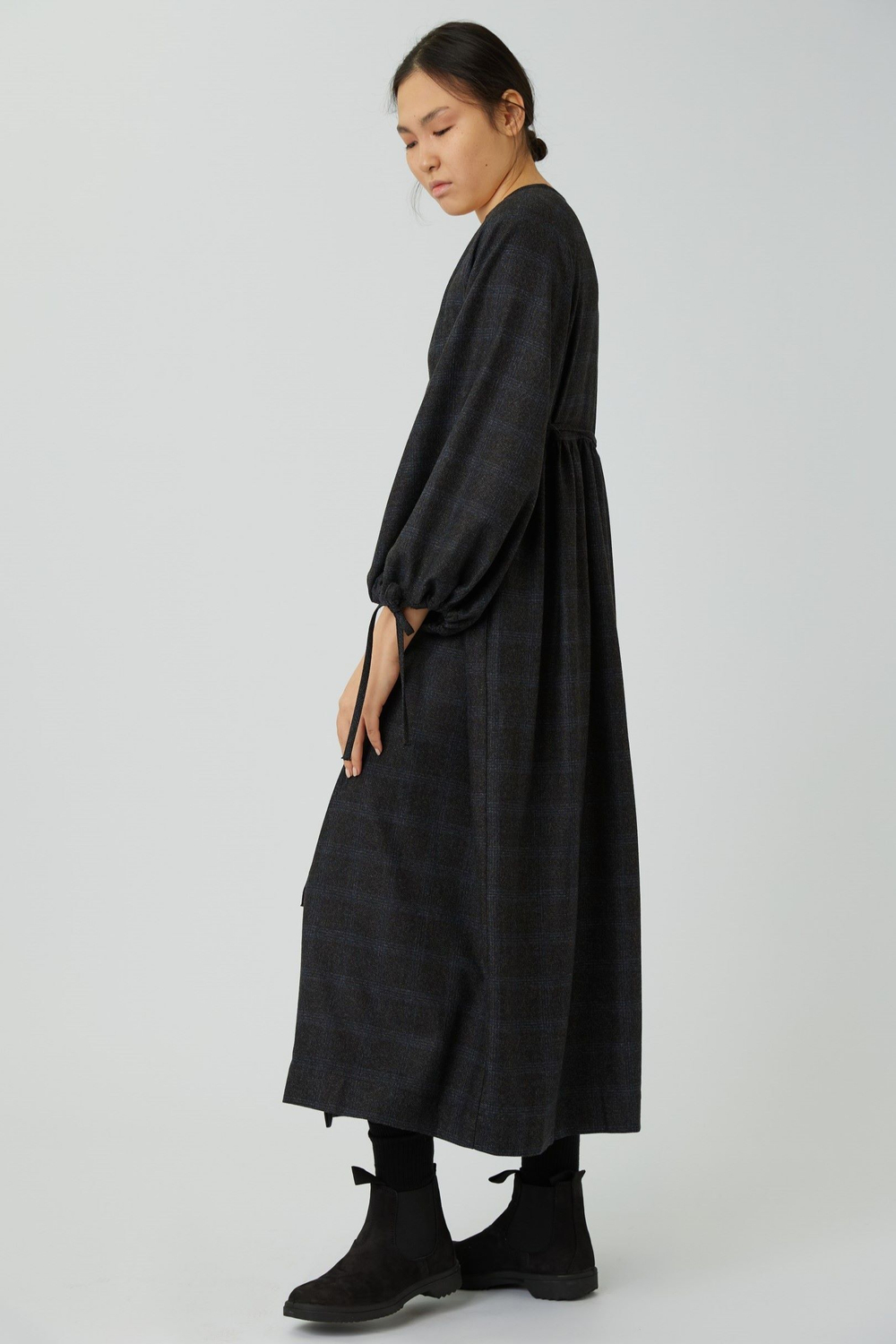 Платье на запах с широкими рукавами длины макси в темно-серую клетку