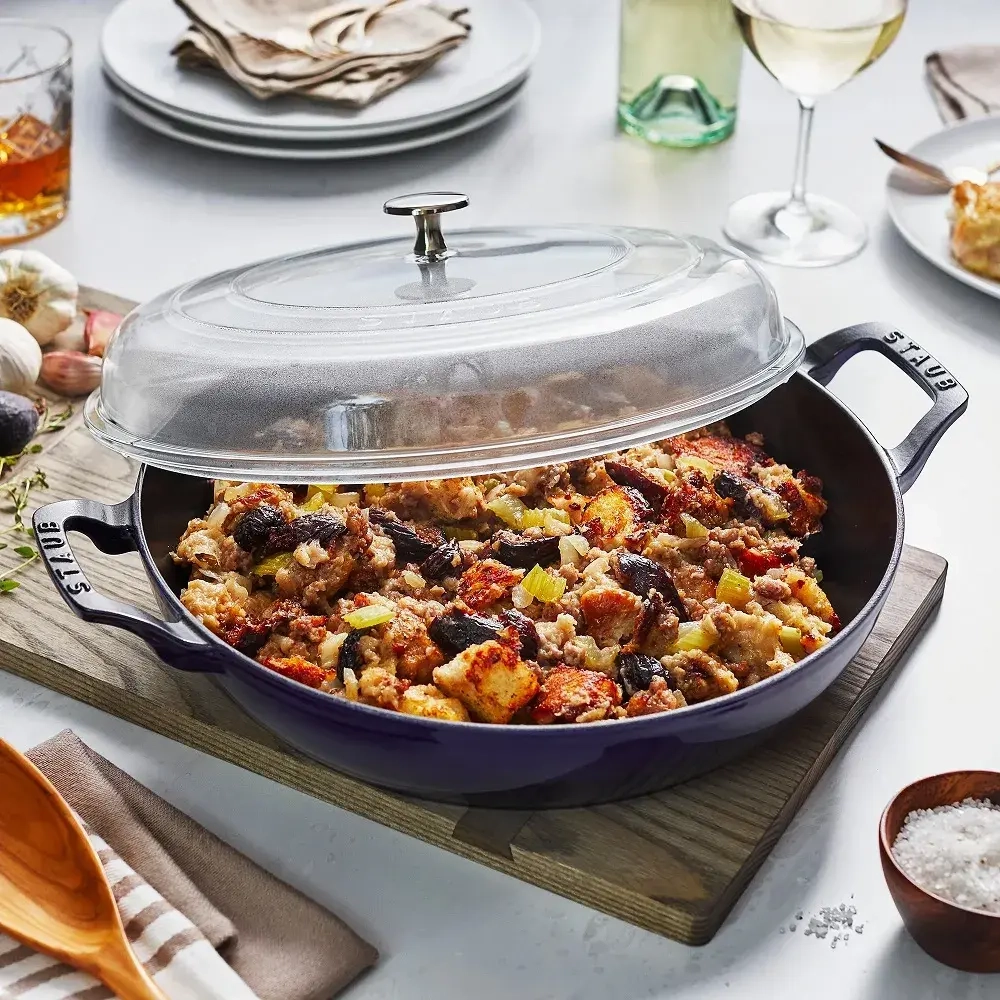 STAUB Сковорода для тушения чугунная с крышкой, 28 см, красная