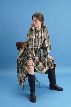 Платье оверсайз "жабо без жабо" с длинным рукавом, пыльно-зеленая клетка