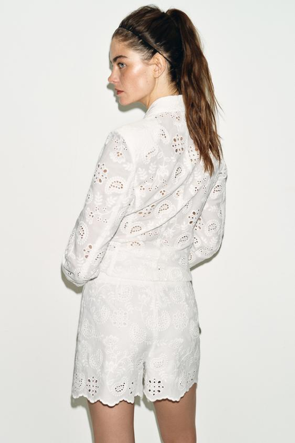ZARA ШОРТЫ С ПЕРФОРИРОВАННОЙ ВЫШИВКОЙ, БЕЛЫЙ