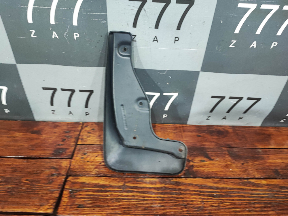 Брызговик передний правый Mazda CX-30 19-нв Б/У Оригинал 8300771858