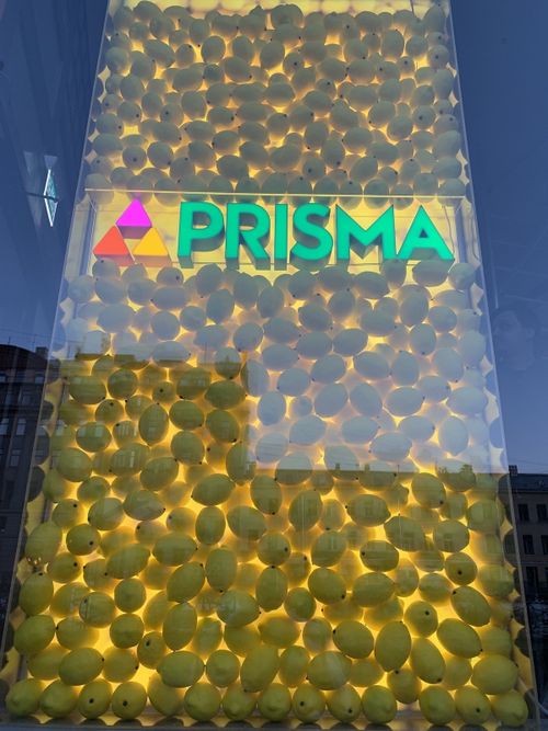 Прозрачные короба для витрин в магазине Prisma