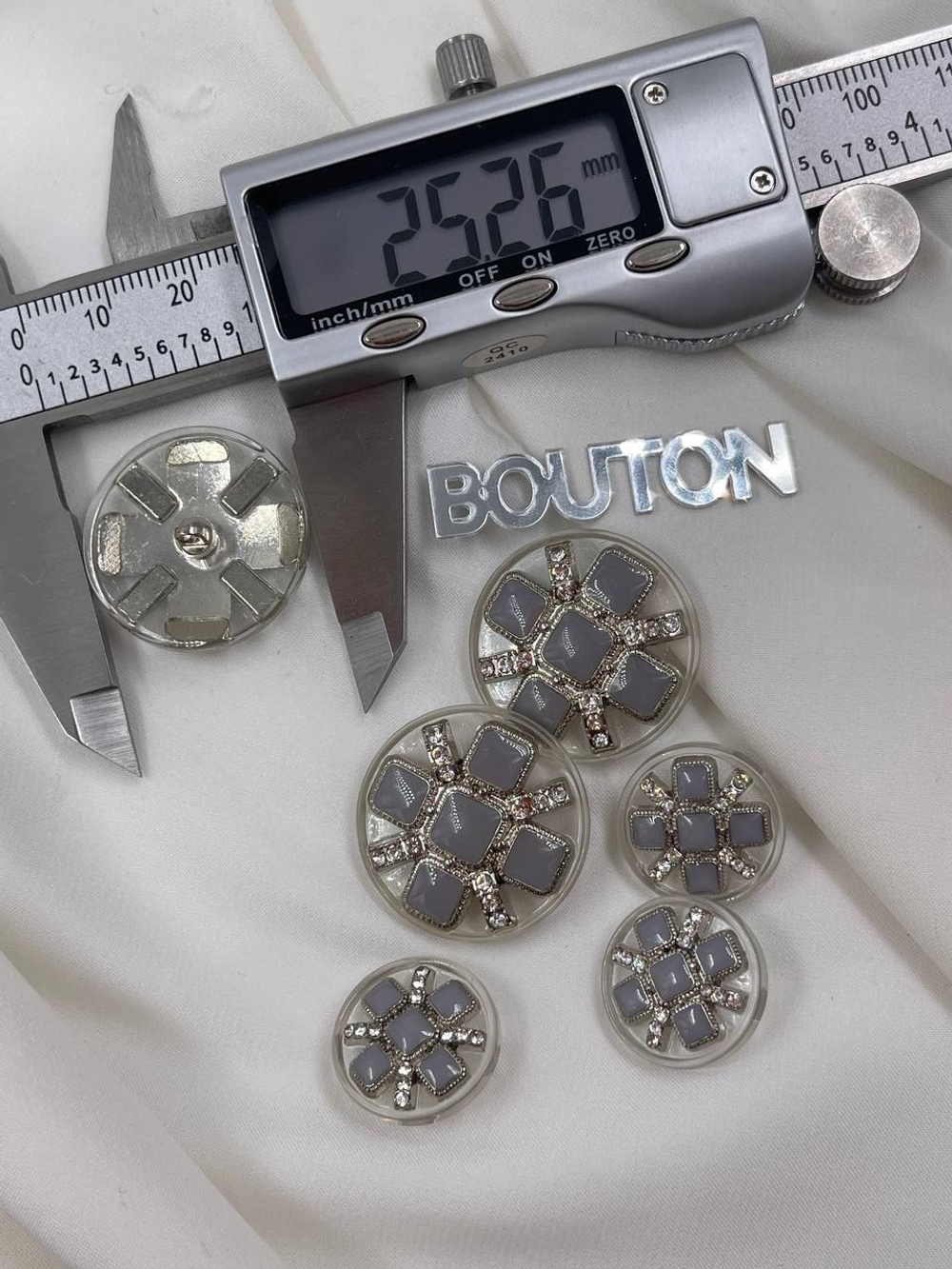 Пуговицы серебристые полупрозрачные с серыми квадратными деталями и стразами
