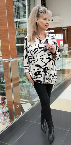 Бело-черный блузон-туника с подвеской