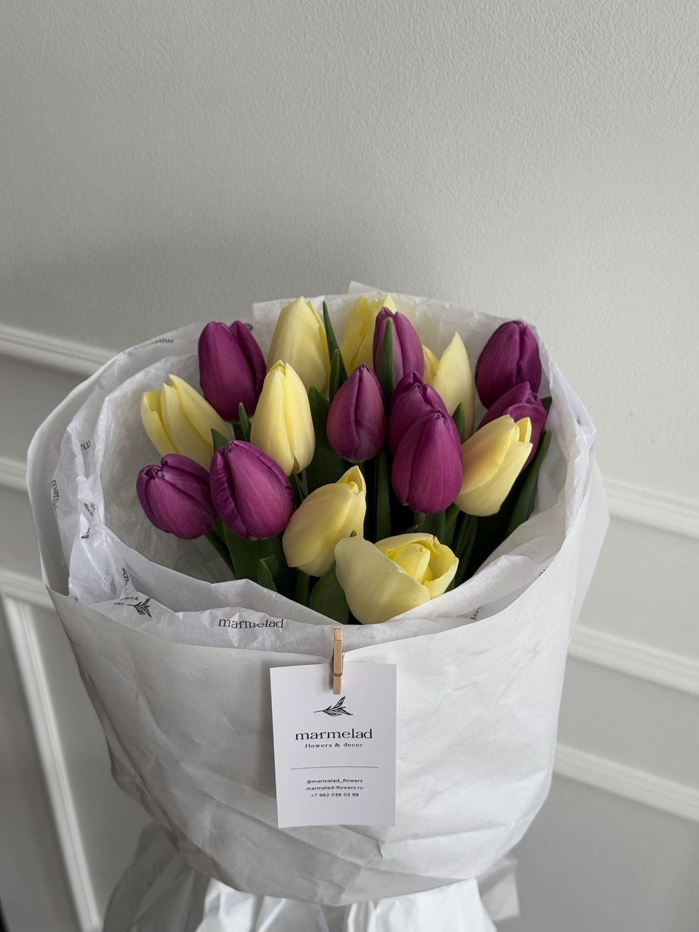 Букет из 17 фиолетового и желтого тюльпана-S