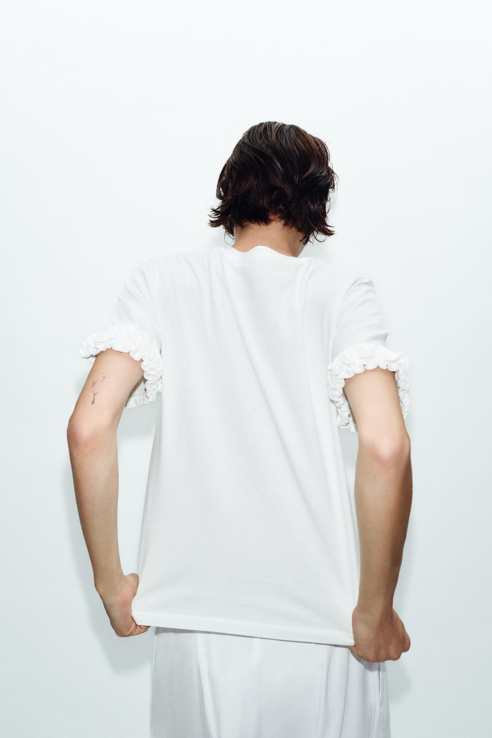 ZARA ФУТБОЛКА С ВОЛАНАМИ НА РУКАВАХ, БЕЛЫЙ