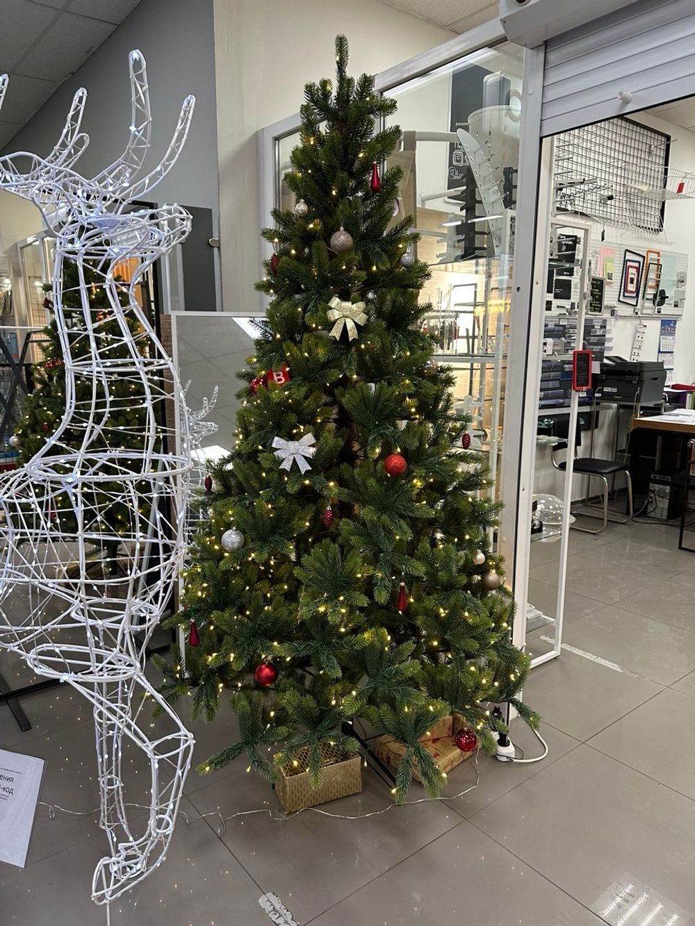 Елка с гирляндой "Рождественская" (Литая хвоя) 210 см / 2,1 м