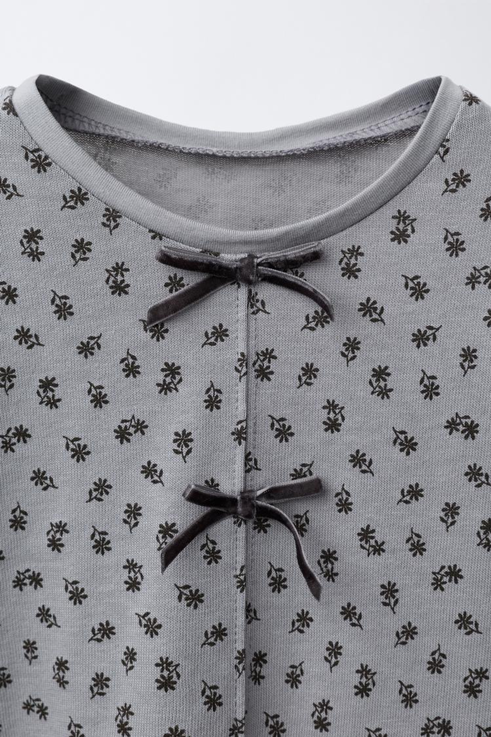 ZARA ФУТБОЛКА С ЦВЕТОЧНЫМ ПРИНТОМ И БАРХАТНЫМ БАНТОМ, СЕРЫЙ