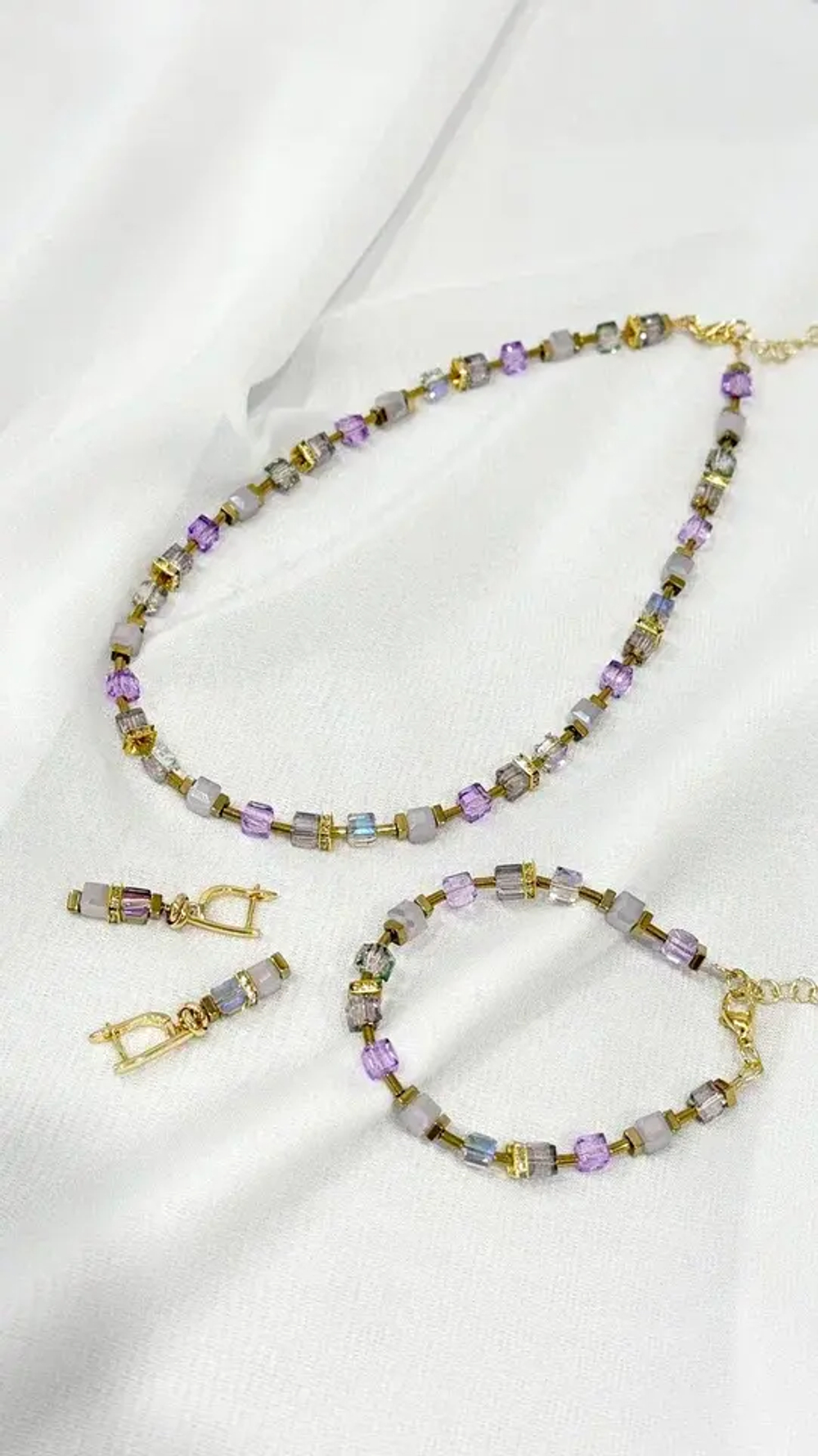 Браслет кубики из сиреневых кристаллов Swarovski и гематита,оттенок золото