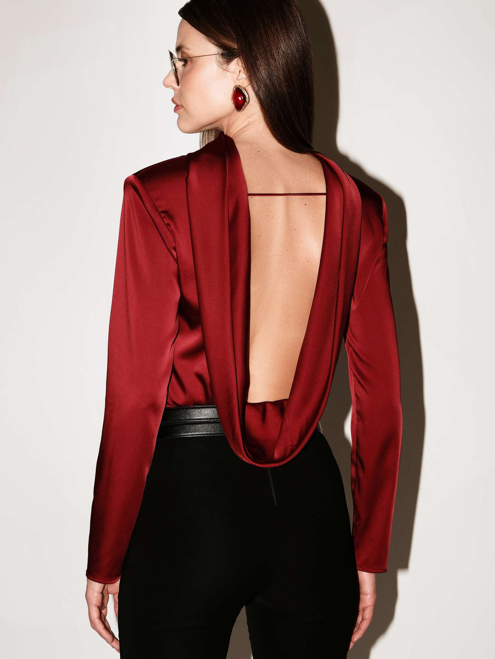 Блуза из атласа с открытой спиной