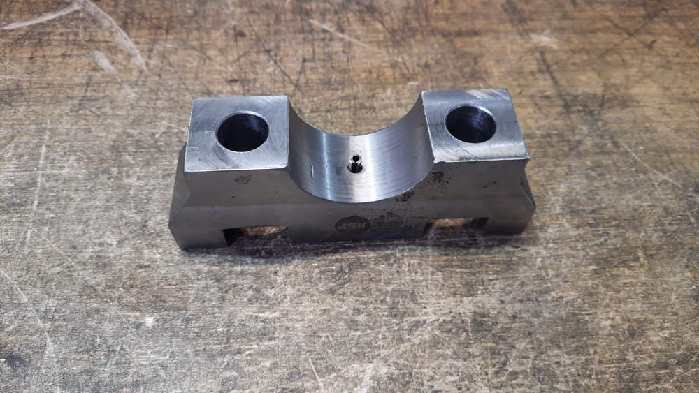 Крышка опорного катка 17A-30-16331