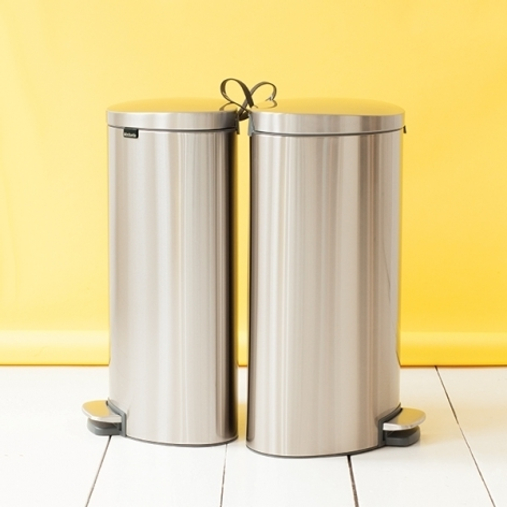 Ведро Brabantia FlatBack 30л матовое стальное в интерьере