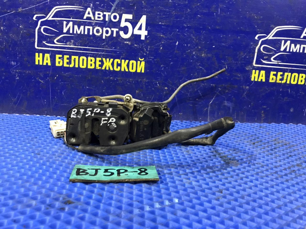 Замок двери передней правой MAZDA FAMILIA 2003