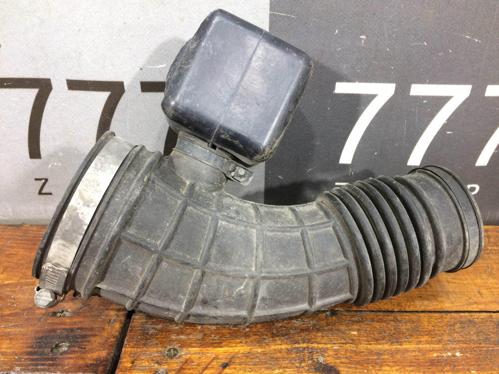 Патрубок воздушного фильтра Suzuki Vitara 2 14-нв Б/У Оригинал 65JR02