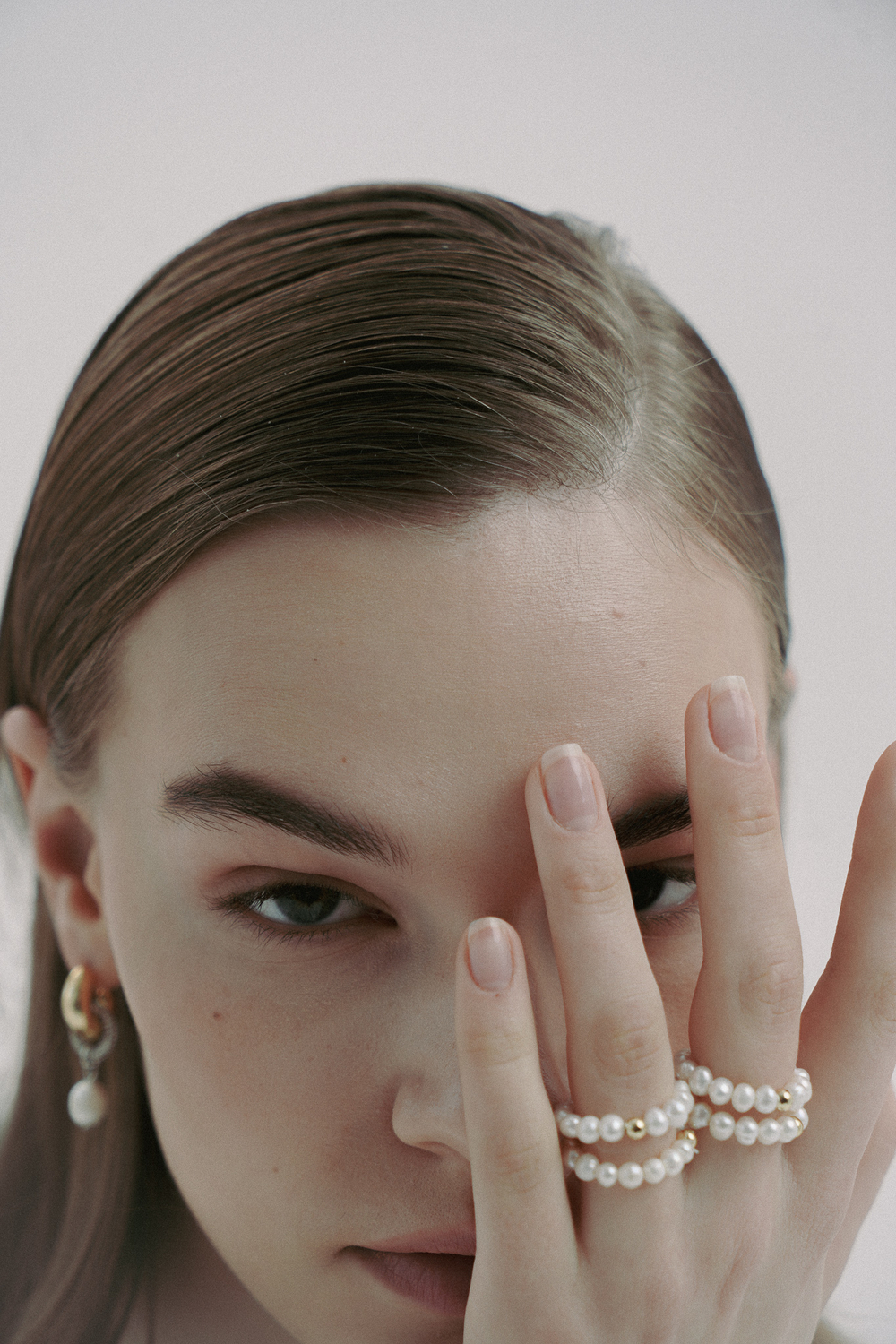 Кольцо- натуральный жемчуг, золотой элемент