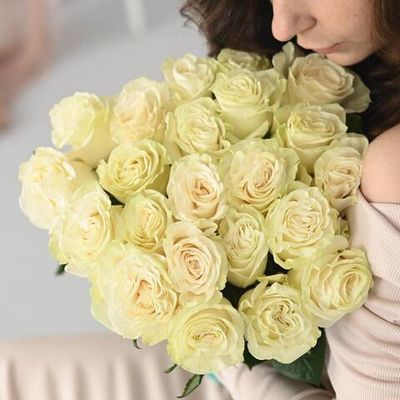 21 Роза белая Эквадор 60см.