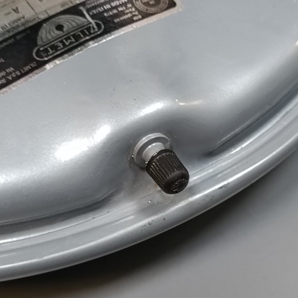 Б/У Расширительный бак для котлов ARISTON, Bosch, Buderus, Oazis, Ferroli 8 литров 3/8"