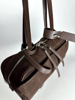 Женская замшевая сумка-багет коричневого цвета