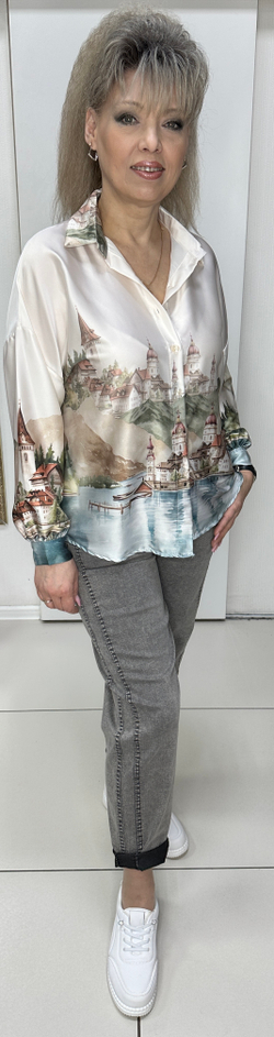 Рубашка-блузон с цветным изображением и атласным блеском