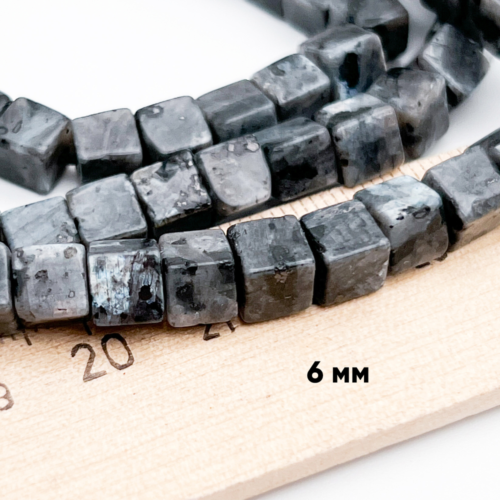 Ларвикит бусины, куб, размер около 6 мм, цена за 14-15 шт (1/4 нити)