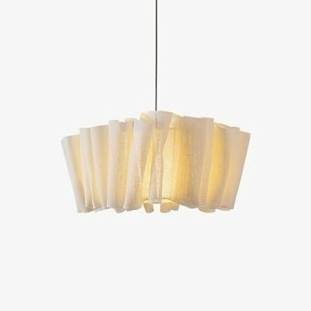 Лаконичный подвесной светильник с мягким текстильным абажуром и теплым рассеянным светом.