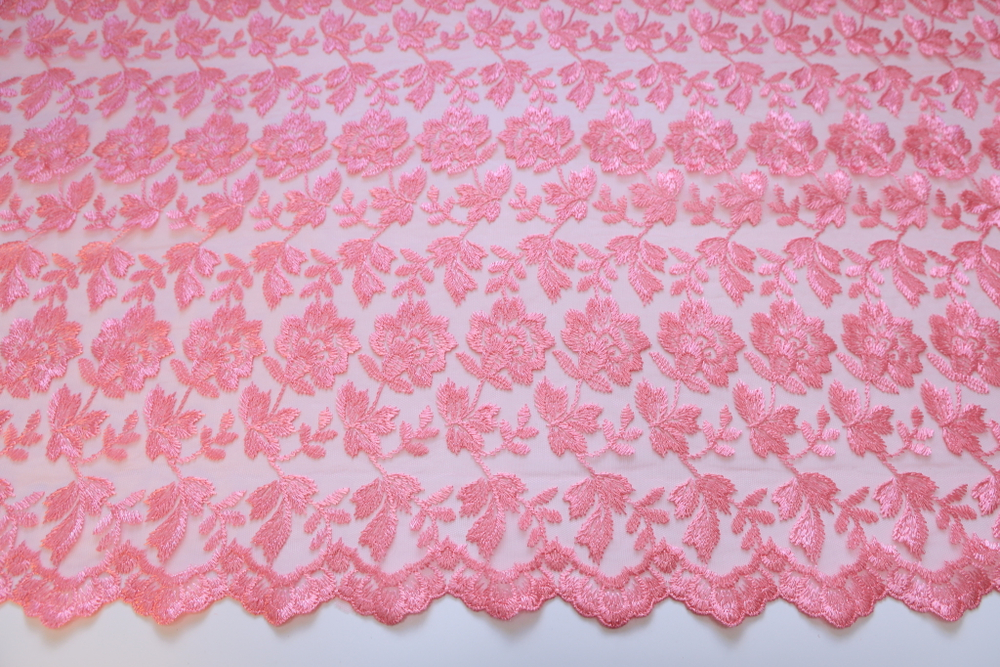 Вышивка на сетке розовая