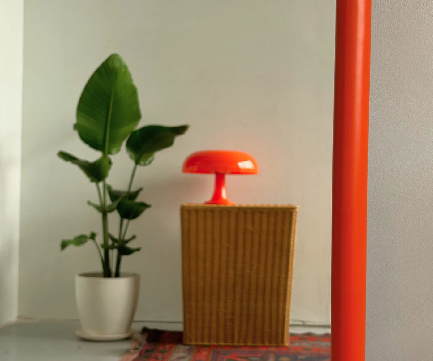 Зеркало на металлической раме 50х80 см, оранжевое