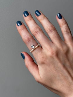 кольцо из бежевого перламутра с мятым листом