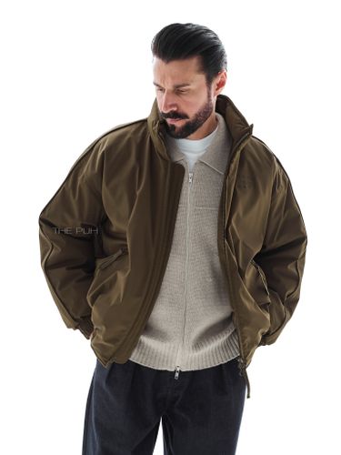 Утепленный бомбер на молнии в цвете хаки