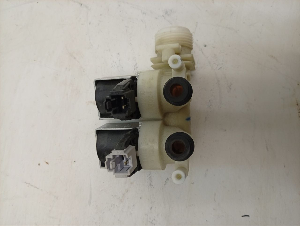 RST703DW кт18 Клапан подачи воды для стиральной машины Ariston, Indesit C00110333 б/у