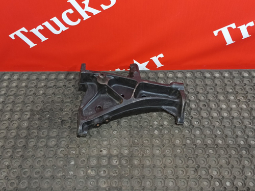 Кронштейн переднего бампера правый