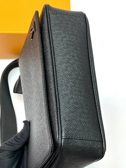 Сумка Louis Vuitton District PM черный