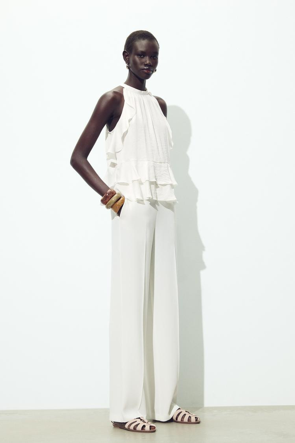 ZARA КОРОТКИЙ ТОП С ОБОРКАМИ, БЕЛЫЙ