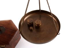 Весы с грузиками в деревянной коробке