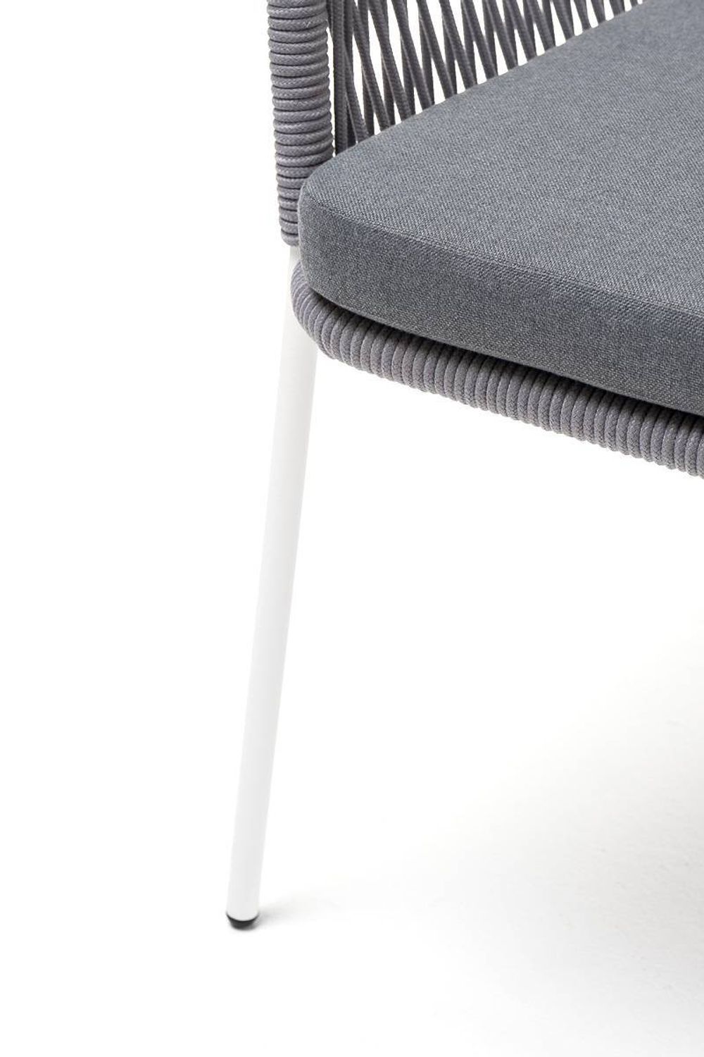 "Лион" стул плетеный из роупа, каркас из стали белый муар, роуп светло-серый круглый, ткань светло-серая