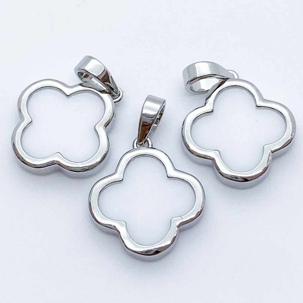 Подвеска Клевер, цвет серебро+белый, размер 15*17 мм, цена за 1 шт