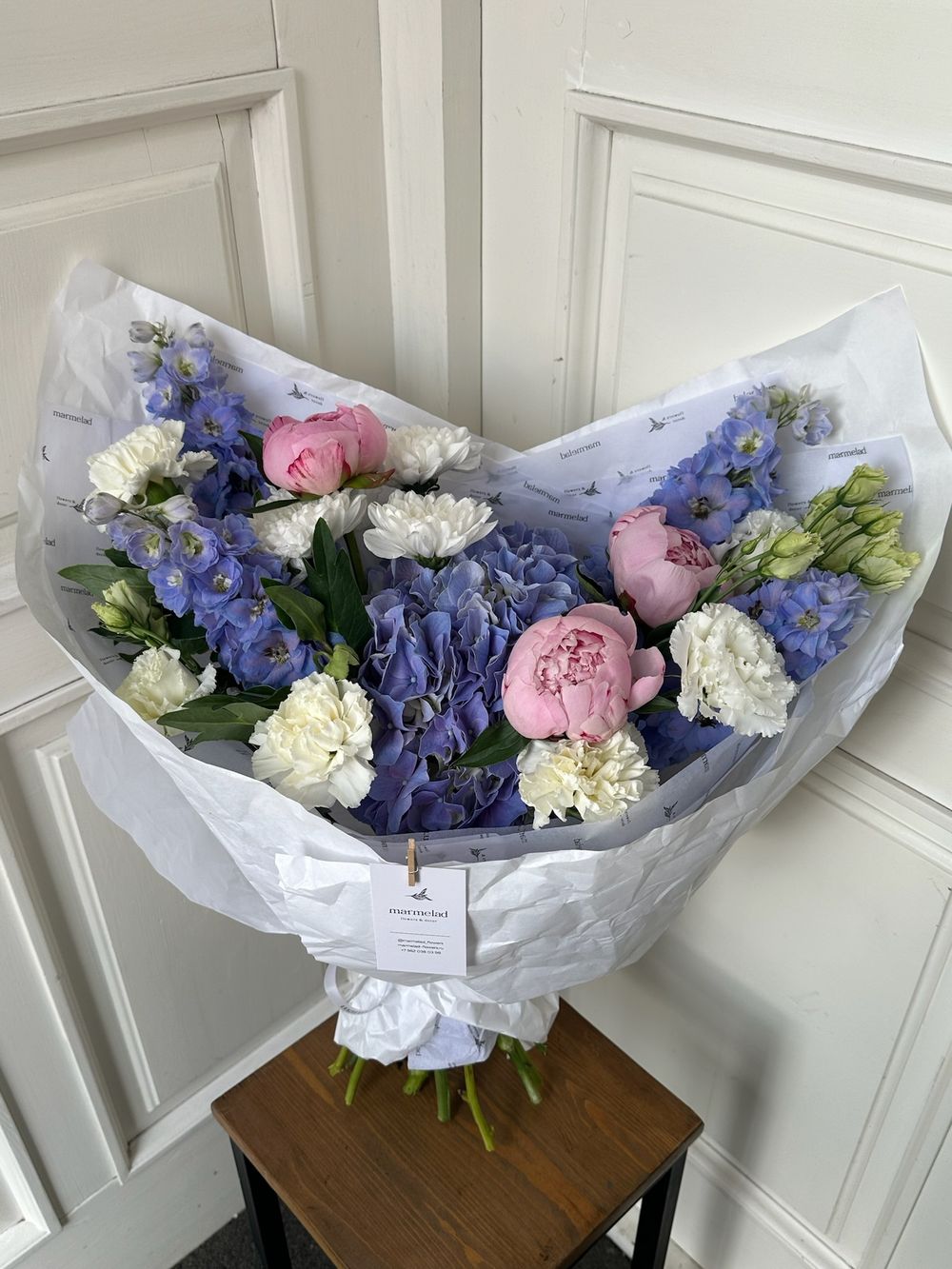 Букет из гортензии, хризантемы, дельфиниума лизиантцса и пионов